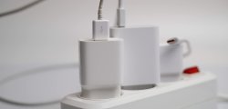 Czy ładowarka pobiera prąd gdy jest włączona do gniazdka bez telefonu?