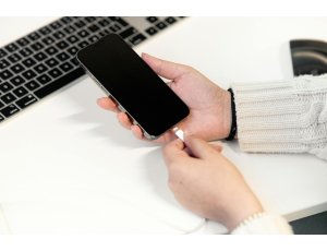 5 najczęstszych błędów przy ładowaniu telefonu, które skracają żywotność baterii