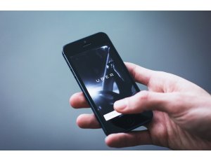 Czy gorąca ładowarka baterii jest normalne i może uszkodzić baterię telefonu