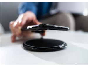 Czy warto korzystać z ładowarki indukcyjnej do smartfona?