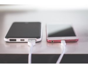 Ładowanie kilku urządzeń jednocześnie – jak to robić bezpiecznie?