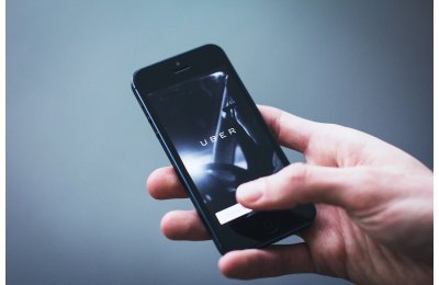 Czy gorąca ładowarka baterii jest normalne i może uszkodzić baterię telefonu