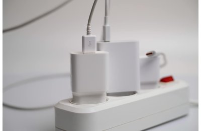 Czy ładowarka pobiera prąd gdy jest włączona do gniazdka bez telefonu?