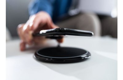 Czy warto korzystać z ładowarki indukcyjnej do smartfona?