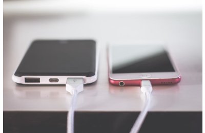 Ładowanie kilku urządzeń jednocześnie – jak to robić bezpiecznie?