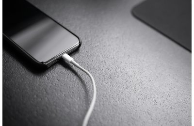 Telefon widzi ładowarkę, ale nie ładuje — co robić?