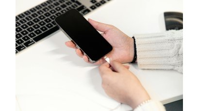5 najczęstszych błędów przy ładowaniu telefonu, które skracają żywotność baterii
