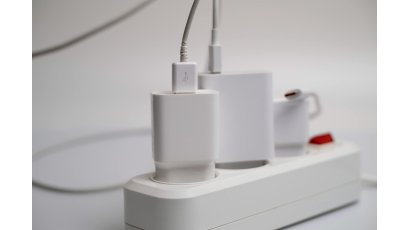 Czy ładowarka pobiera prąd gdy jest włączona do gniazdka bez telefonu?