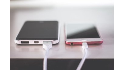 Ładowanie kilku urządzeń jednocześnie – jak to robić bezpiecznie?