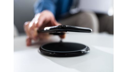Ładowarka indukcyjna vs USB-C - co wybrać w 2026?
