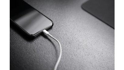 Telefon widzi ładowarkę, ale nie ładuje — co robić?